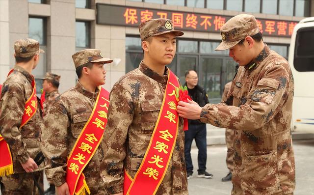 大学生参军入伍，大学生当兵所具备的条件（但有4类人将失去当兵资格）