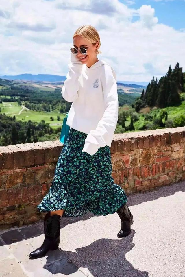 卫衣半裙早秋混搭时髦有女人味，卫衣＋半裙＝时髦又有女人味的早秋穿搭