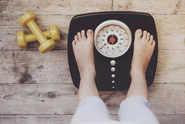 163cm女生标准体重，163cm的女性标准体重对照表（别被体重蒙蔽了双眼）