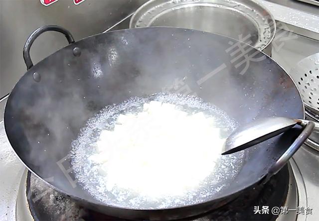 天然石磨豆腐的做法，传统古法用石磨打豆腐的全过程