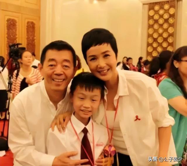 顾长卫张静初关系，曝蒋雯丽包养2名男大学生