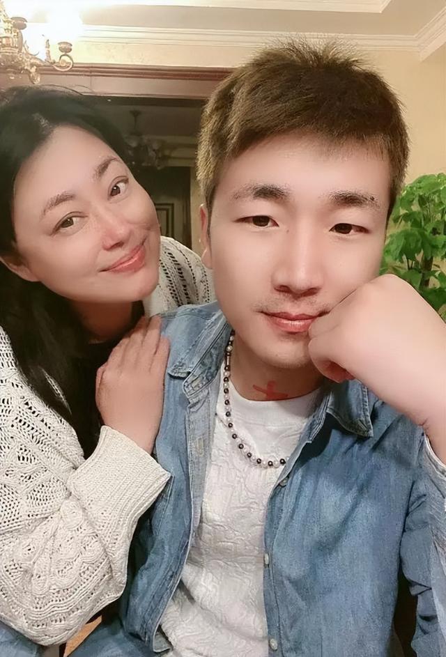 李菁菁为什么和第一任丈夫离婚，李菁菁与小21岁老公离婚