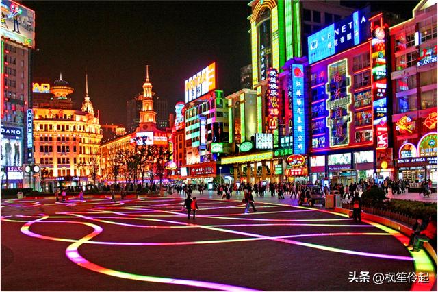 十一上海外滩游，民众欣赏上海黄浦江两岸夜景