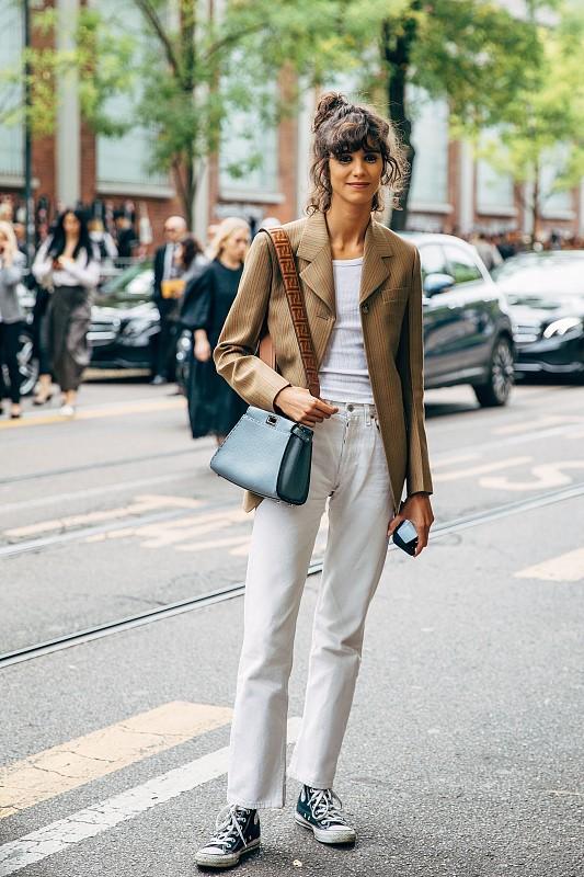 帆布鞋应该怎么搭配呢，帆布鞋还是要搭配的高级点