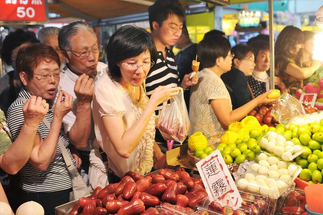 路边摆摊卖水果的技巧，河南大妈在菜场摆摊