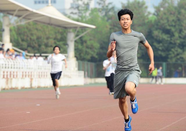 新手怎么练习跑步姿势，体育老师秘籍之
