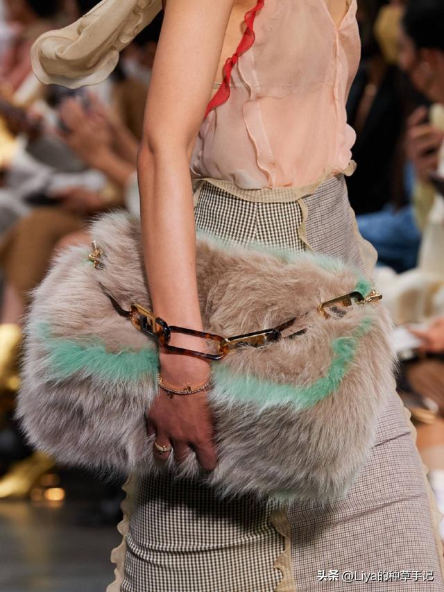 今年流行大包包，今夏最时髦的大包包都在这