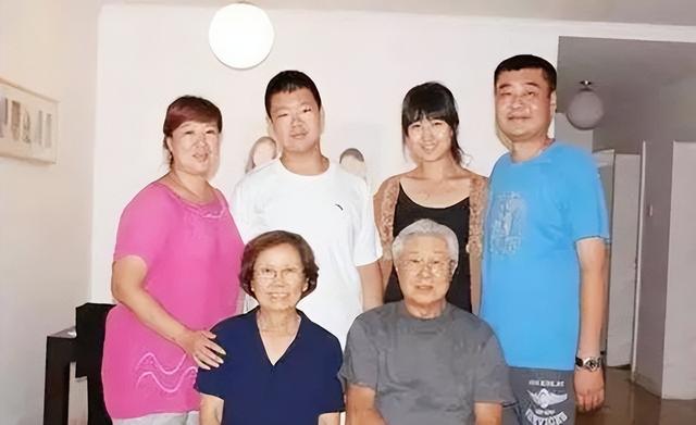 老演员王心刚个人资料，全民偶像无绯闻