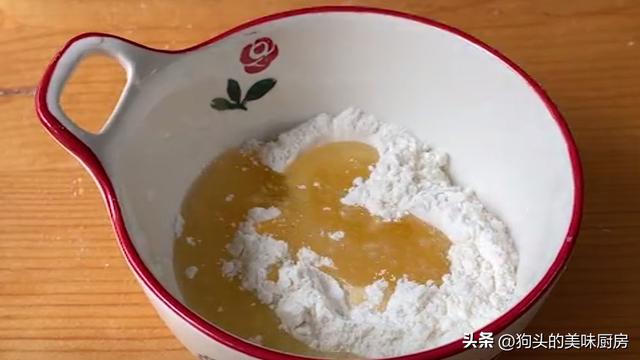 油饼怎么做好吃，油饼又简单又好吃的做法（面点师教你一招）