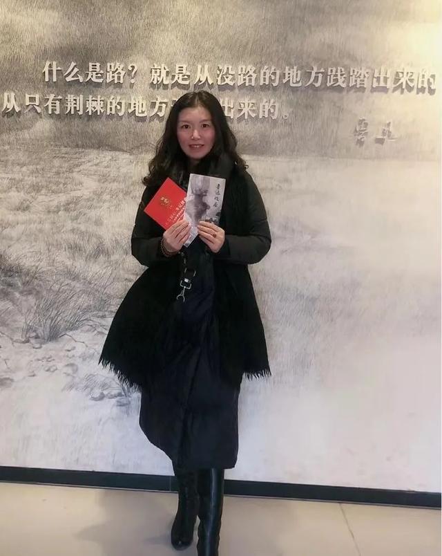 学生徽章图案设计，徽映成趣章