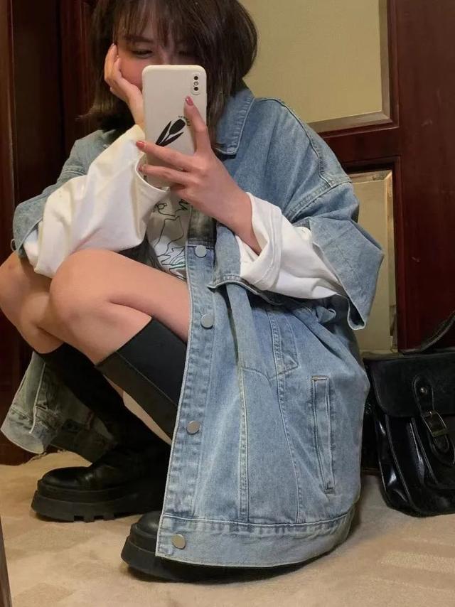 34岁杨幂近照显疲态，次次艳压00后小花