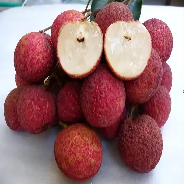 广东灵山荔枝采摘，灵山荔枝已成熟