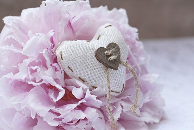 女人主动对你有意思的表现，女人主动给你三种机会