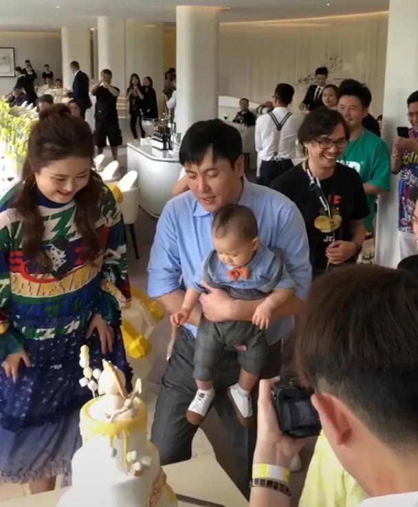 沈腾老婆王琦的简历，沈腾妻子王琦幼儿园接娃
