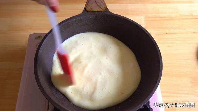 鸡蛋饼怎么煎又嫩又好吃，教你煎出软蓬蓬的鸡蛋饼