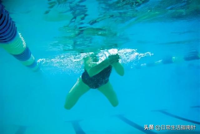游泳初学者蛙泳动作，游泳技巧蛙泳动作都记住了却还是游不好