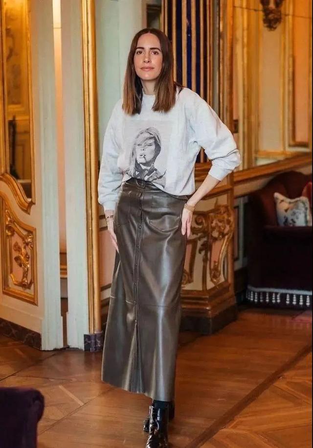 卫衣半裙早秋混搭时髦有女人味，卫衣＋半裙＝时髦又有女人味的早秋穿搭