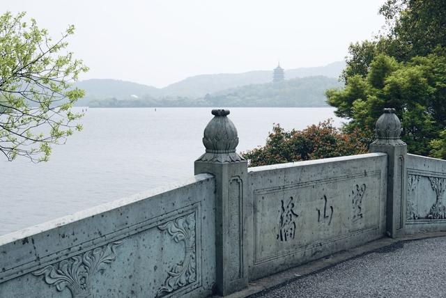 杭州西湖之白堤，“白堤”名出白居易