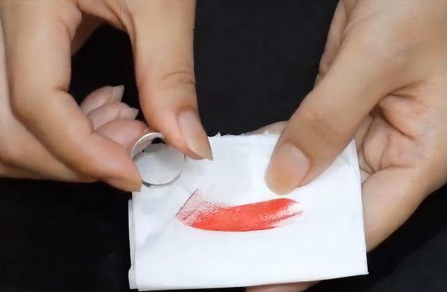 过期的护肤品还能用吗，过期不久的护肤品到底还能不能用（你家的化妆品过期了吗）