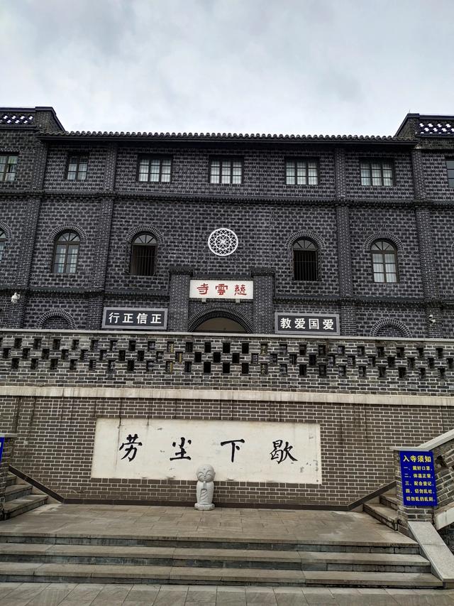 穿花蛱蝶深深见，唯见蜻蜓蛱蝶飞