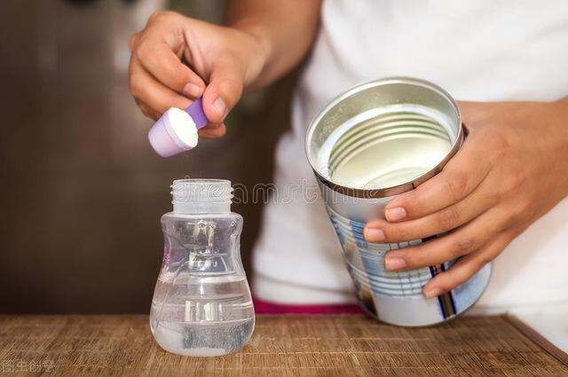 正确的奶瓶喂养姿势图，奶杯的正确喂养姿势（育儿：用奶瓶喂奶的正确姿势）