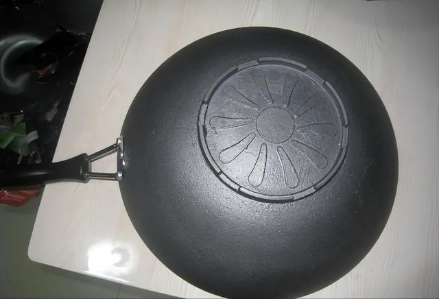 毒铁锅为何屡禁不止，炒菜用的铁锅用哪个比较安全呢