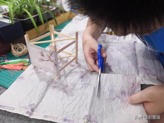 小朋友用气球做一个灯笼，小朋友做了一个氛围感满满的礼物