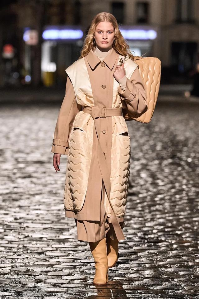 驼色大衣搭配图片，让你从20岁优雅到60岁的驼色大衣（驼色大衣怎么穿搭有气场）