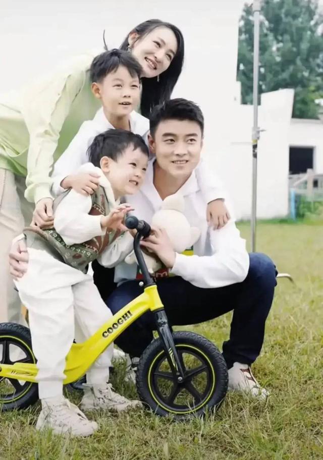 王皓一家四口同框，王皓现在和他妻子怎么样了