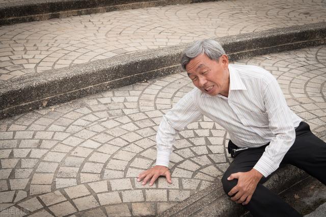 早期脑梗的十个症状，脑梗的前兆的三大症状（发病前的3个征兆）