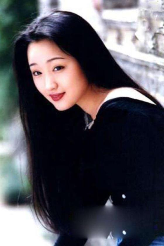 杨钰莹曾经红透半边天的一代天后，从甜歌天后到