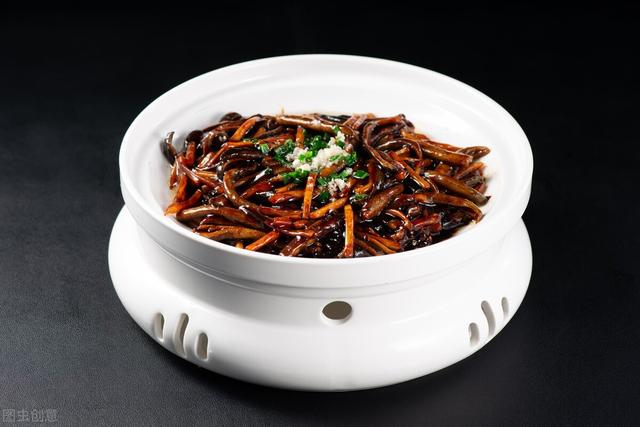 上海最受欢迎的美食，酒酿糟鸡、羌饼、爆鱼……吃着吃着爷叔“金句”频出