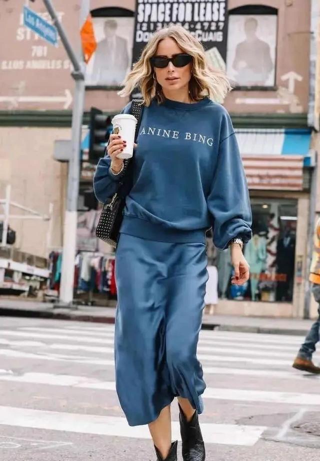 卫衣半裙早秋混搭时髦有女人味，卫衣＋半裙＝时髦又有女人味的早秋穿搭