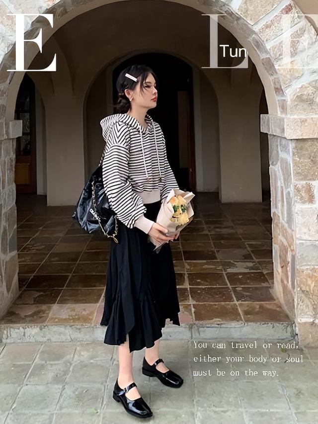 秋冬长款卫衣怎么搭配好看，长款卫衣下面别配小脚裤