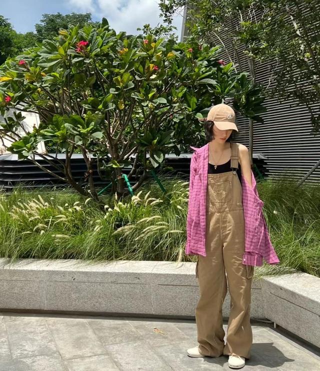 背带裤时尚穿搭显瘦，纸片人穿衣要显胖