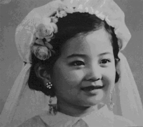 44岁的梅婷现状，44岁梅婷不惧年龄秀香肩