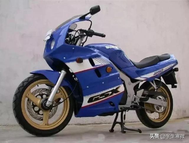 厦门轻骑摩托车，轻骑摩托车种类介绍（轻骑牌15型摩托车送电报的摩托车）