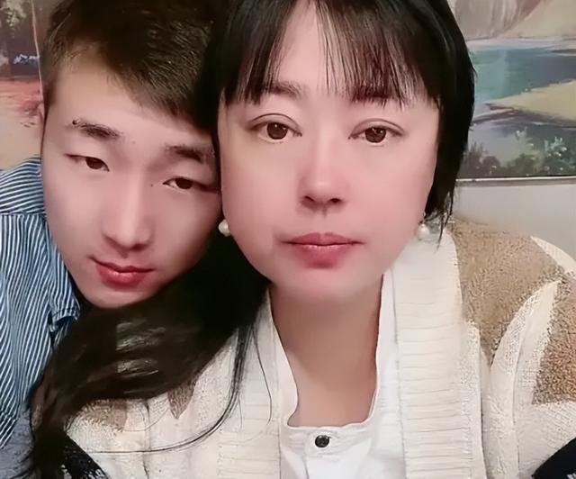 李菁菁为什么和第一任丈夫离婚，李菁菁与小21岁老公离婚