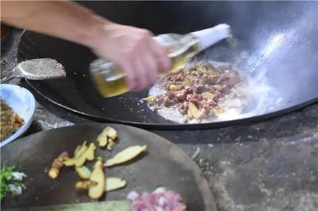 毒铁锅为何屡禁不止，炒菜用的铁锅用哪个比较安全呢