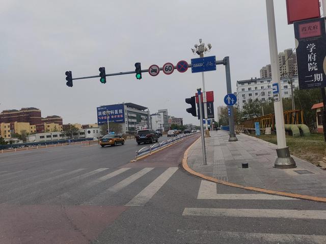 盘锦向海大道与商贸北街交叉路口，盘锦市向海大道