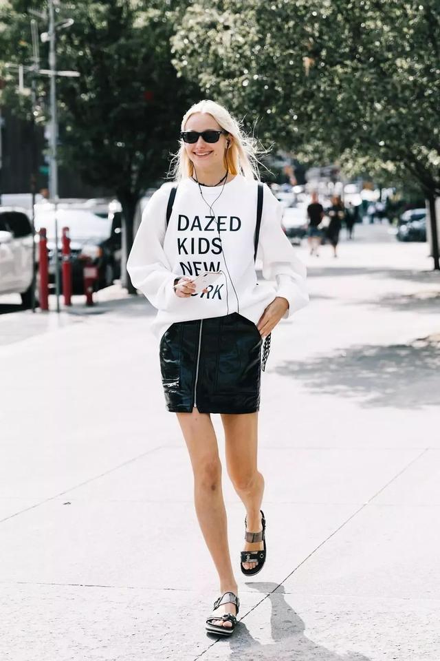 卫衣半裙早秋混搭时髦有女人味，卫衣＋半裙＝时髦又有女人味的早秋穿搭