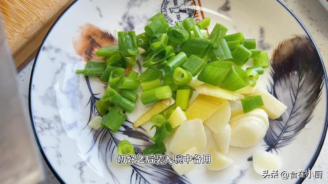 芹菜怎么炒好吃，芹菜怎么炒又脆又入味（饭店炒的芹菜为啥那么好吃）