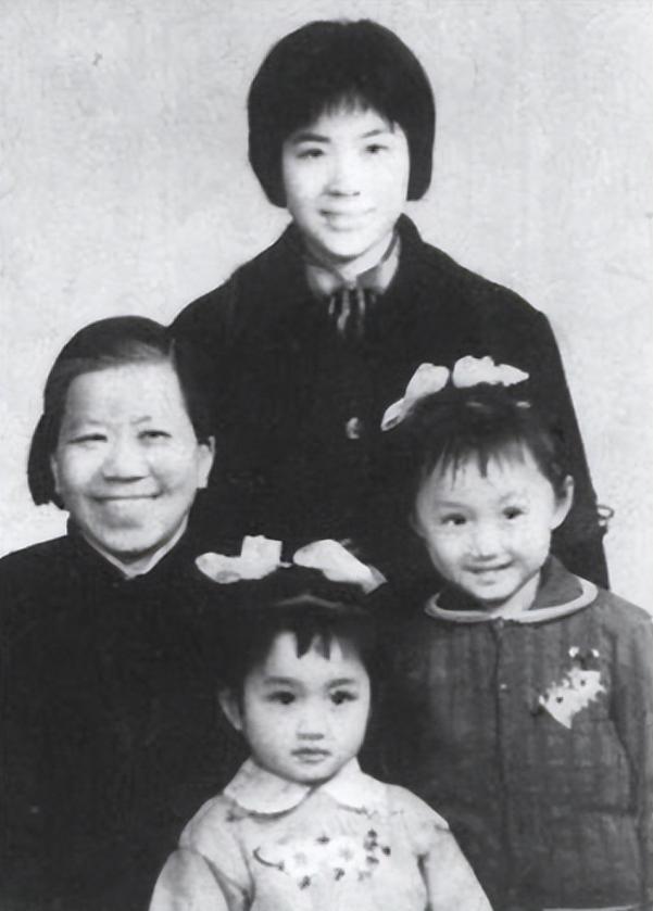 杨钰莹曾经红透半边天的一代天后，从甜歌天后到