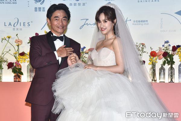基督教婚礼见证，男星牵手陪她走上礼堂