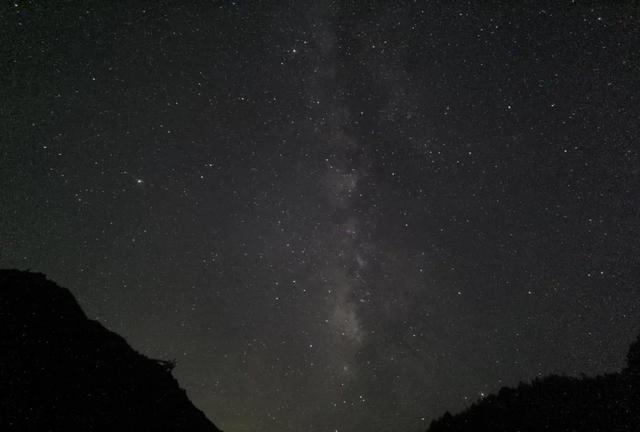 如何用手机拍星空，怎样用手机拍出漂亮的星空照（手机摄影教程丨普通人怎么用手机拍出好看的星空）