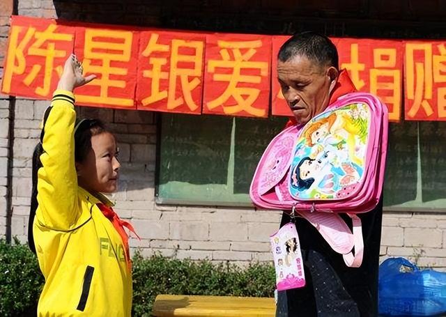 97岁驼背老人现状，97岁杨振宁携妻子出行