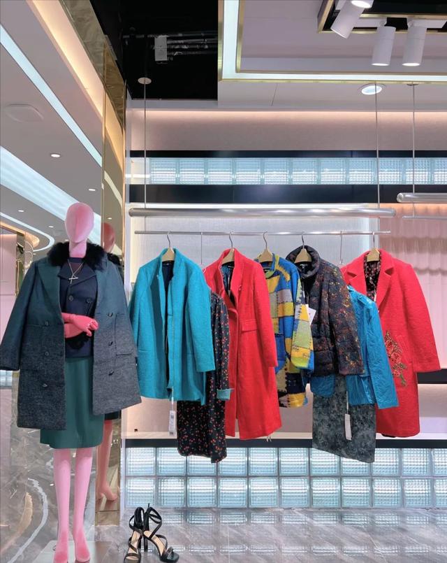沐兰长袖女装，MORELINE.沐兰秋冬品牌折扣女装羽绒服风衣外套桑蚕丝连衣裙穿搭