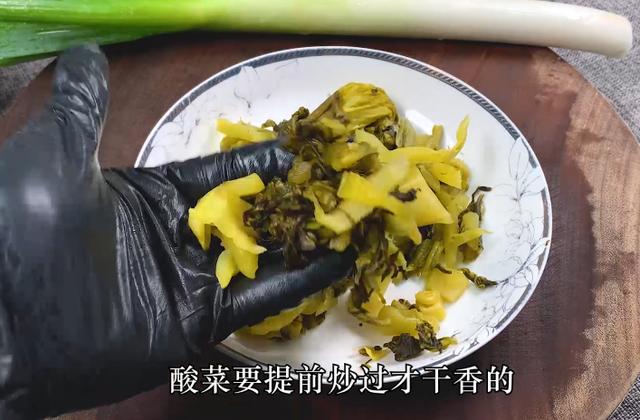 酸菜肥肠的做法，酸菜焖肥肠做法