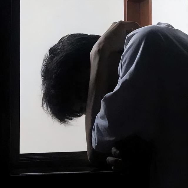 高冷男神必备头像背影小学生，青春满满的孤独感少男头像