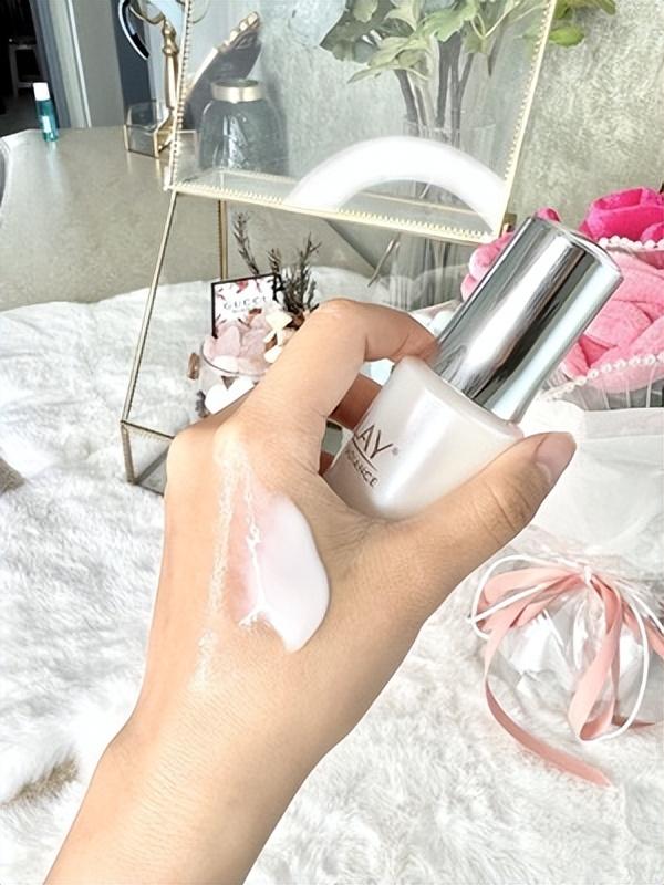 美白精华测评Olay二代淡斑小白瓶VS抗糖小白瓶，公认好用的5款“美白精华液”